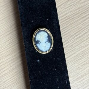 VINTAGE CAMEO PENDANT BROOCH WITH GOLD TRIM RARE AESTHETIC